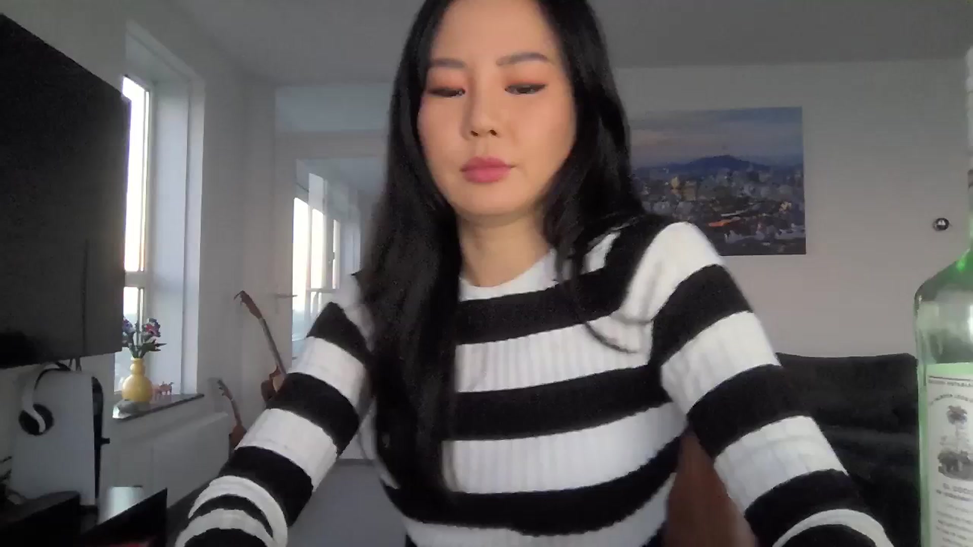 Gallery image thumbnail from EatMyKimchi's myfreecams stream on, 12/17/2023, 15:56 image 10 of 20