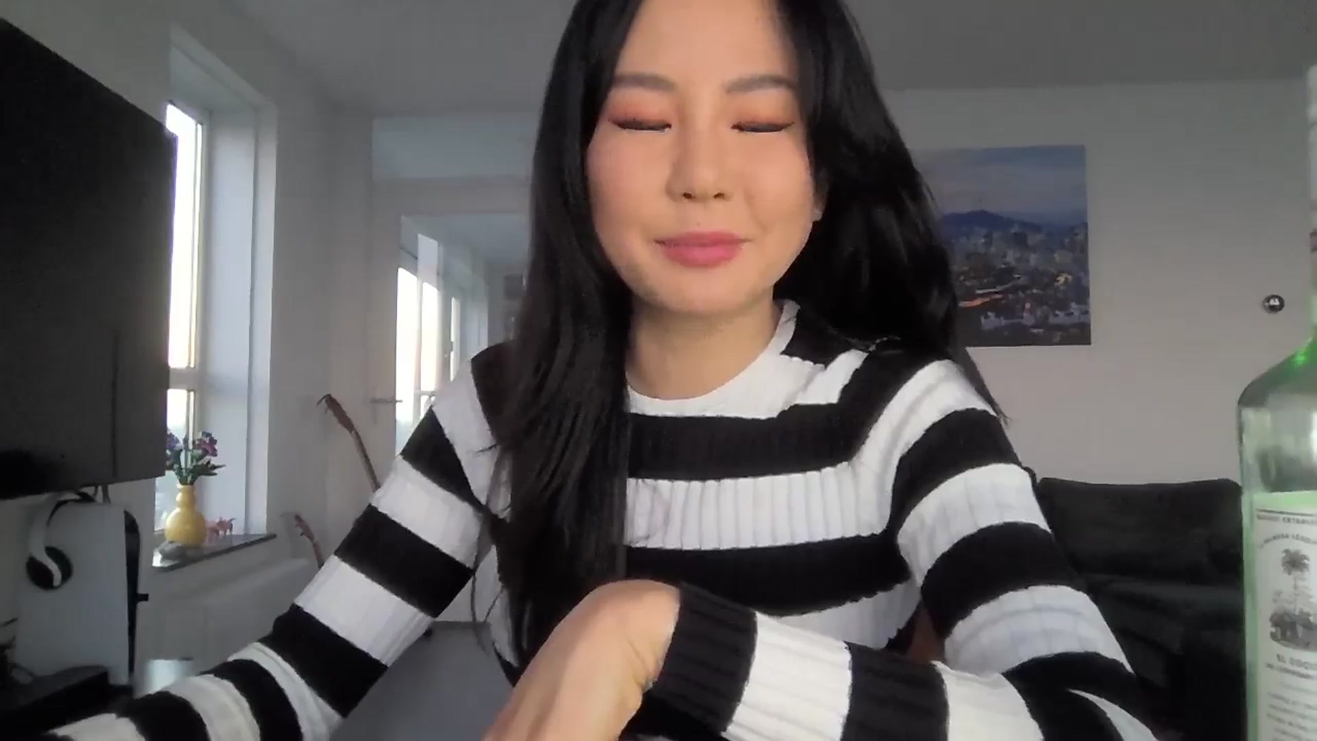 Gallery image thumbnail from EatMyKimchi's myfreecams stream on, 12/17/2023, 15:56 image 9 of 20
