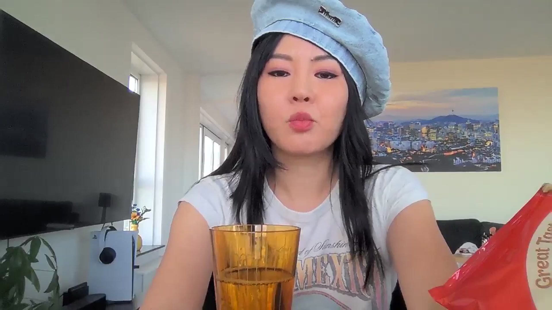 Gallery image thumbnail from EatMyKimchi's myfreecams stream on, 03/16/2025, 18:10 image 11 of 20