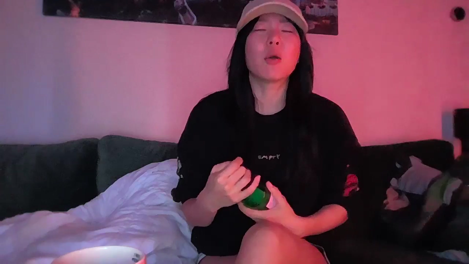 Gallery image thumbnail from EatMyKimchi's myfreecams stream on, 04/14/2025, 24:01 image 4 of 20