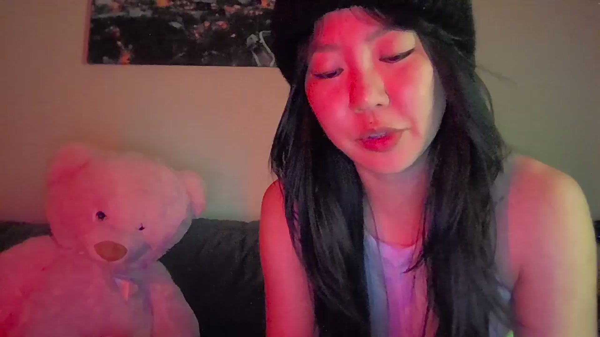 Gallery image thumbnail from EatMyKimchi's myfreecams stream on, 04/14/2025, 01:50 image 18 of 20
