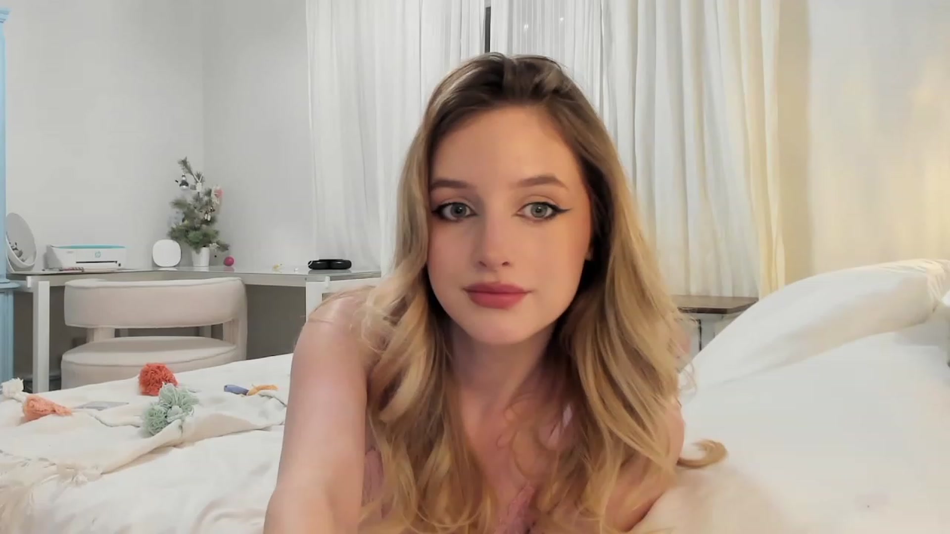 Gallery image thumbnail from EdynFaye's myfreecams stream on, 02/08/2023, 04:40 image 4 of 20