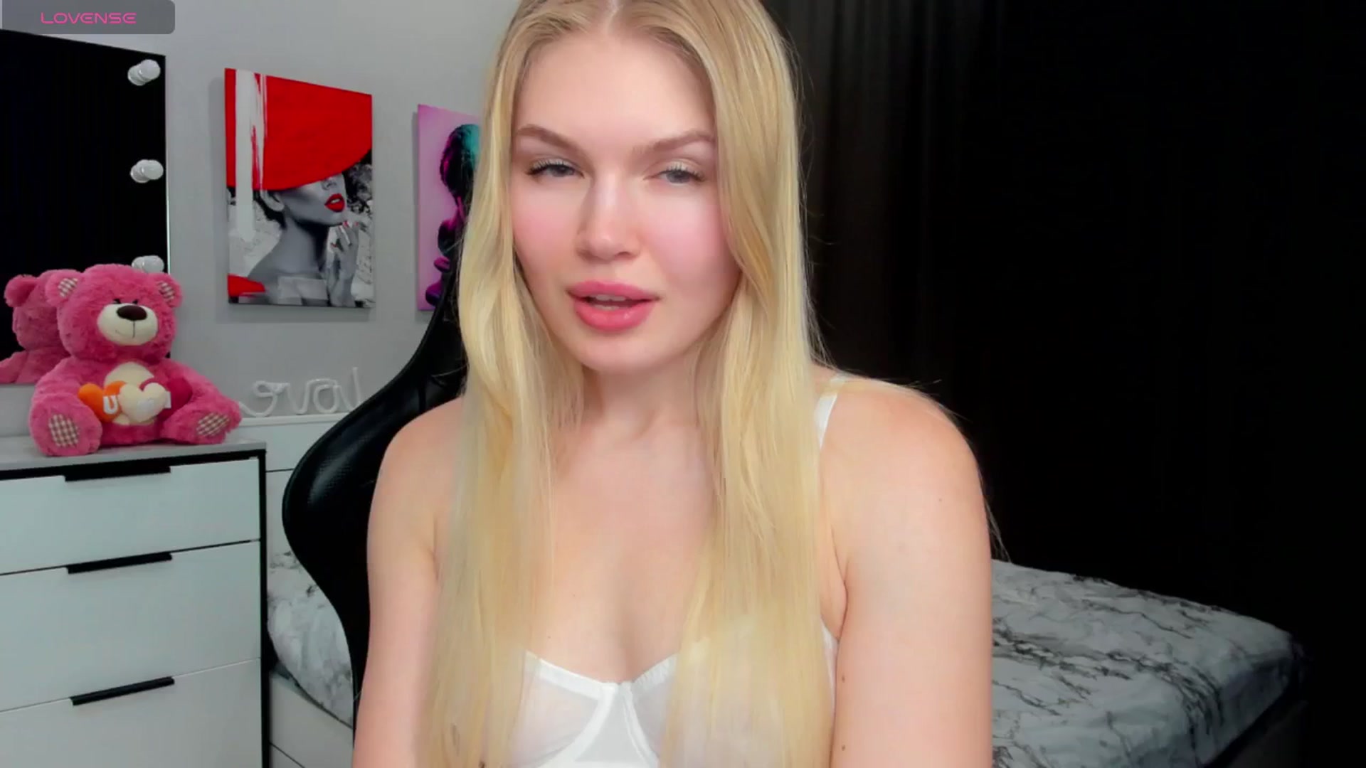 Gallery image thumbnail from Effie_Cute's myfreecams stream on, 05/28/2025, 16:48 image 4 of 20