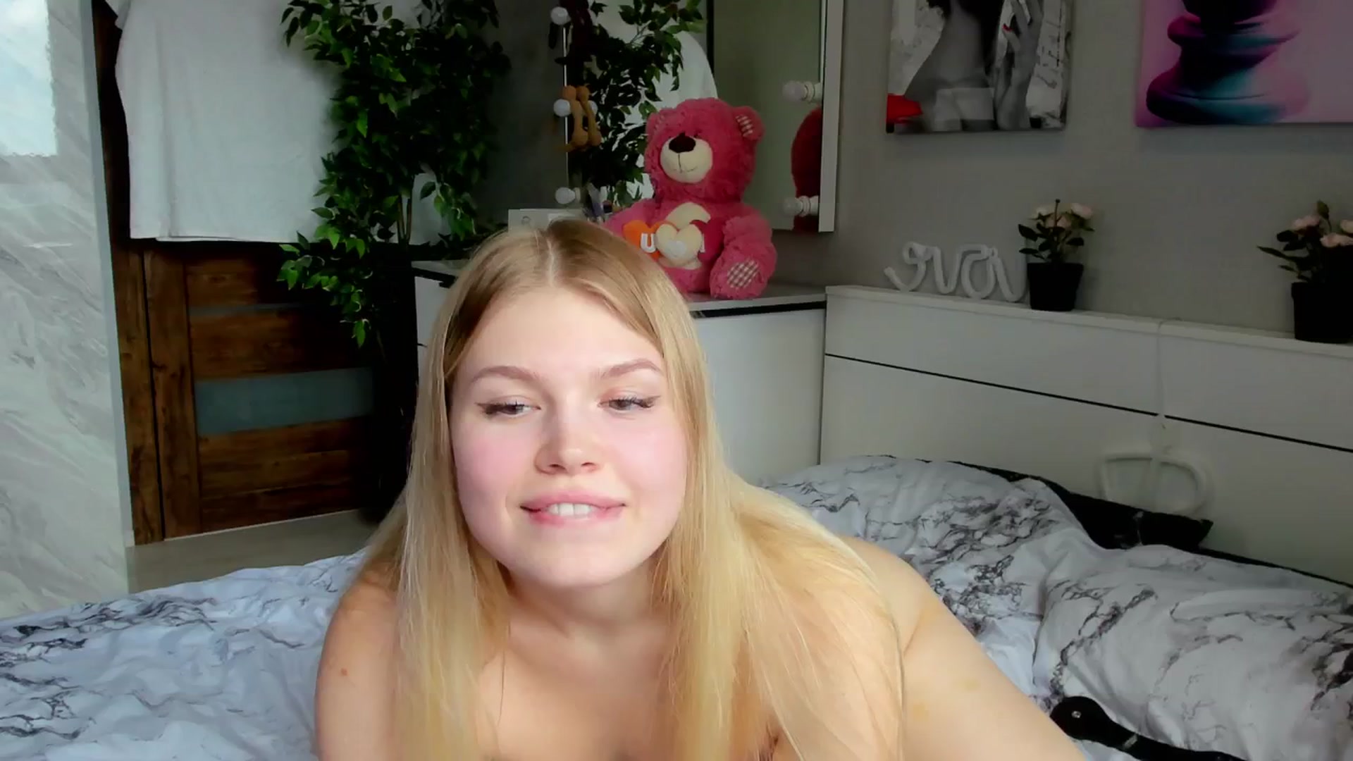 Gallery image thumbnail from Effie_Cute's myfreecams stream on, 06/06/2025, 05:50 image 6 of 20