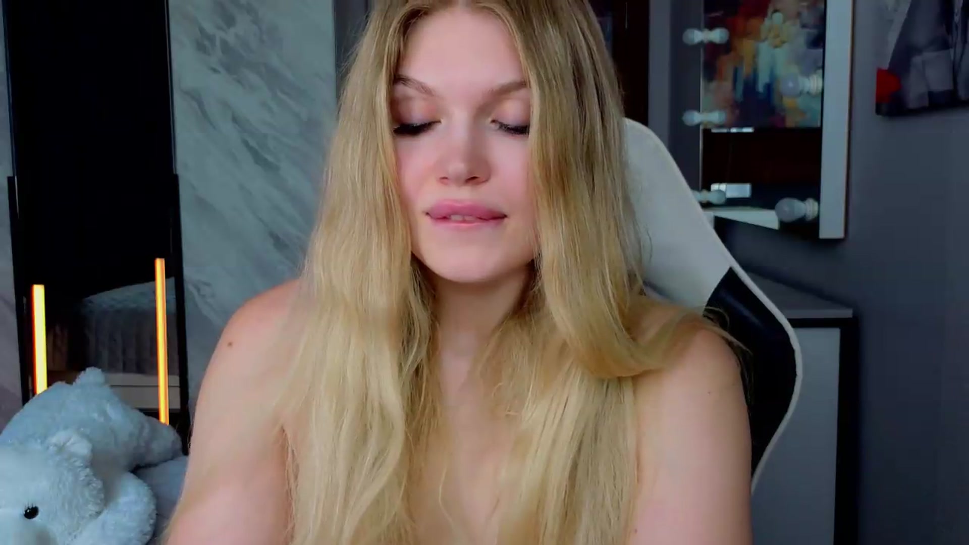 Gallery image thumbnail from Effie_Cute's myfreecams stream on, 06/29/2026, 08:12 image 13 of 20