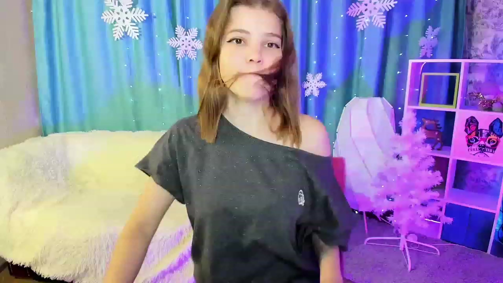 Gallery image thumbnail from EffyShy's myfreecams stream on, 12/18/2022, 16:42 image 2 of 20