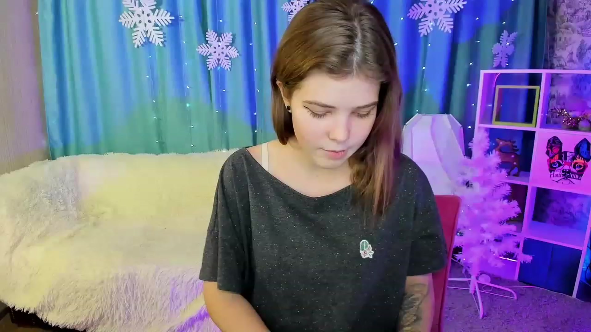 Gallery image thumbnail from EffyShy's myfreecams stream on, 12/18/2022, 19:43 image 19 of 20