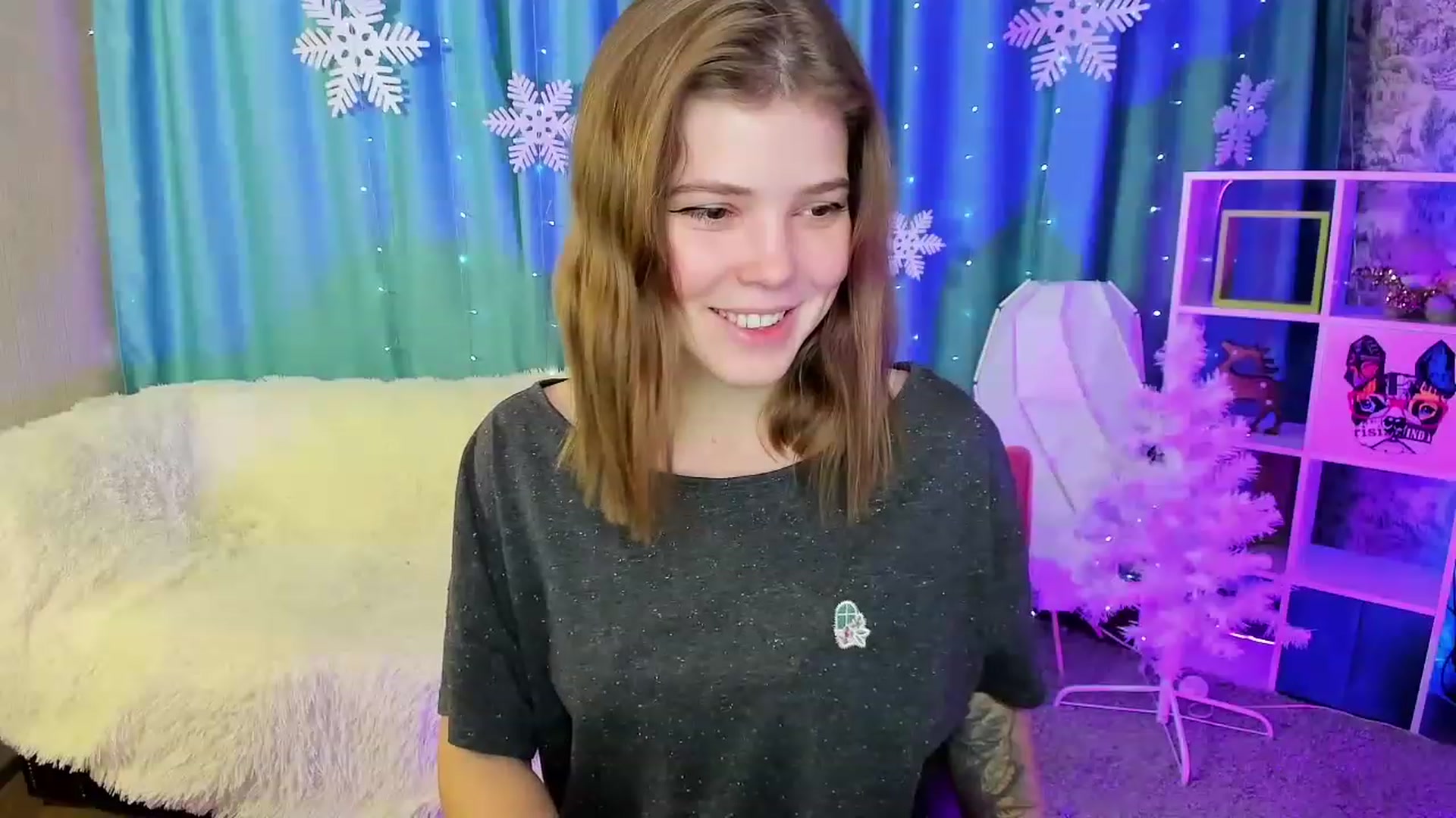 Gallery image thumbnail from EffyShy's myfreecams stream on, 12/18/2022, 19:43 image 17 of 20