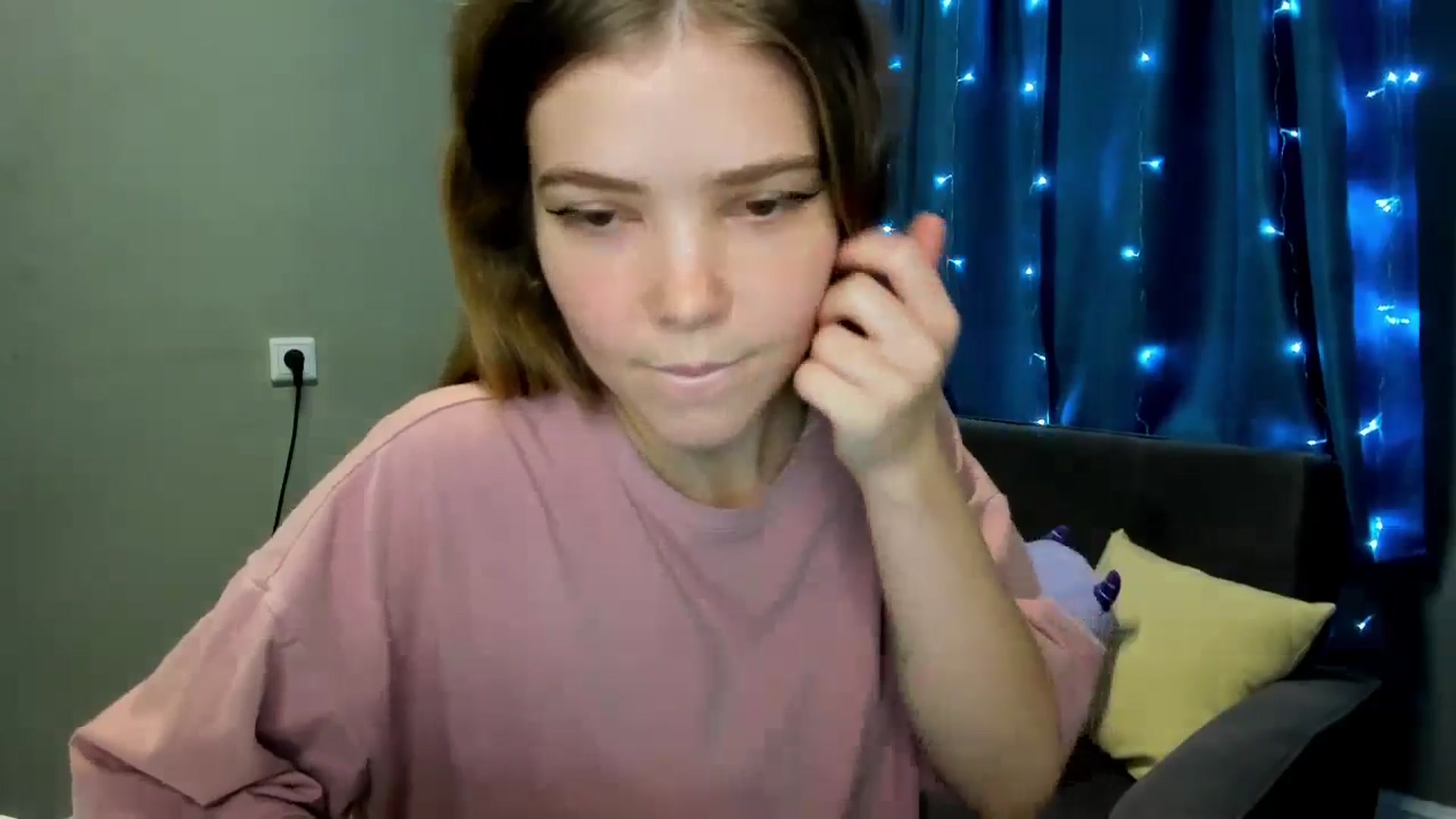 Gallery image thumbnail from EffyShy's myfreecams stream on, 11/14/2024, 14:14 image 8 of 20
