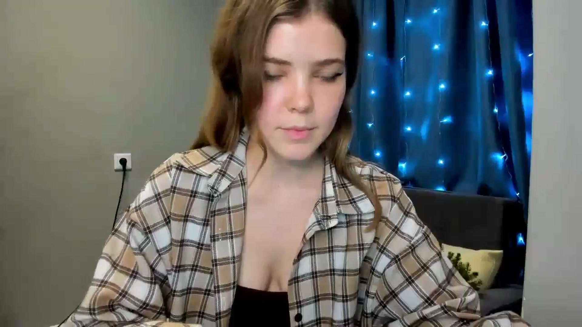 Gallery image thumbnail from EffyShy's myfreecams stream on, 12/25/2024, 24:21 image 17 of 20