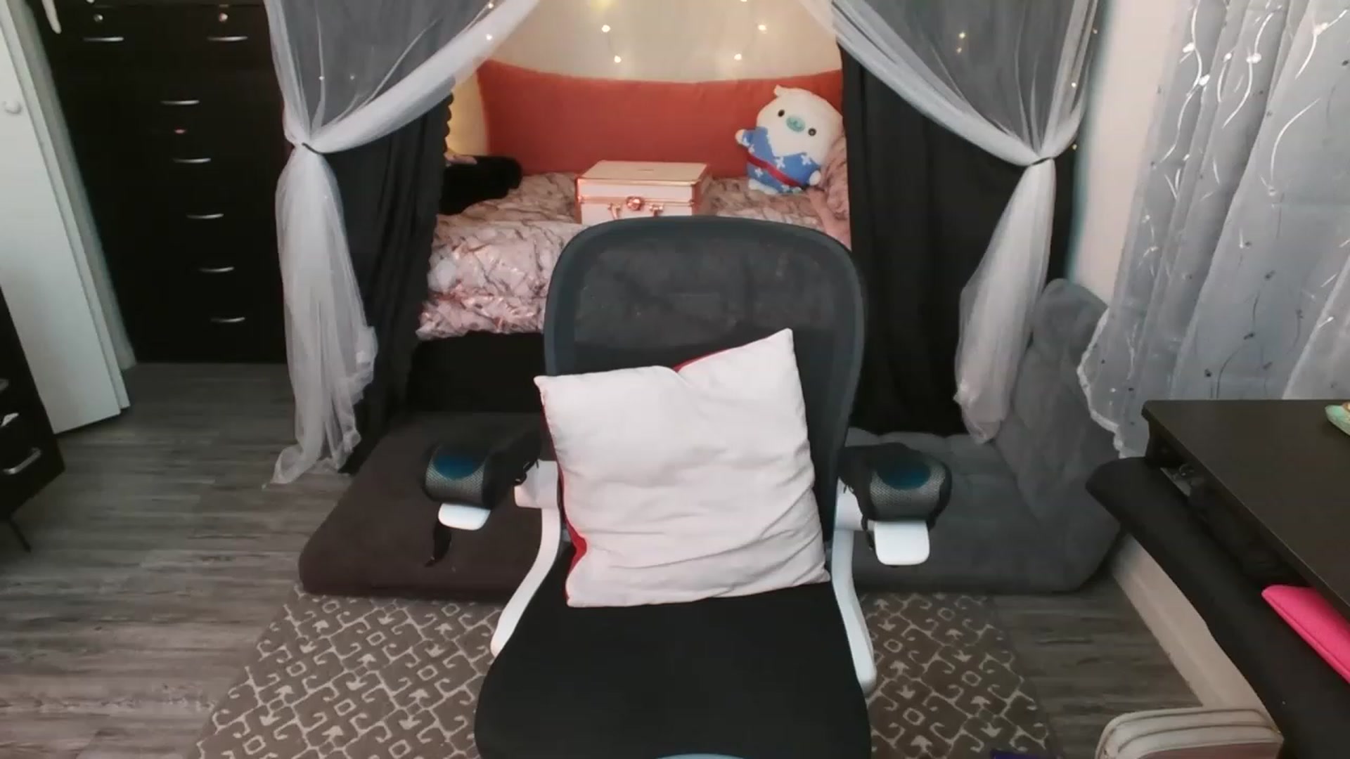 Gallery image thumbnail from Eight_Bit's myfreecams stream on, 04/18/2023, 05:45 image 2 of 20