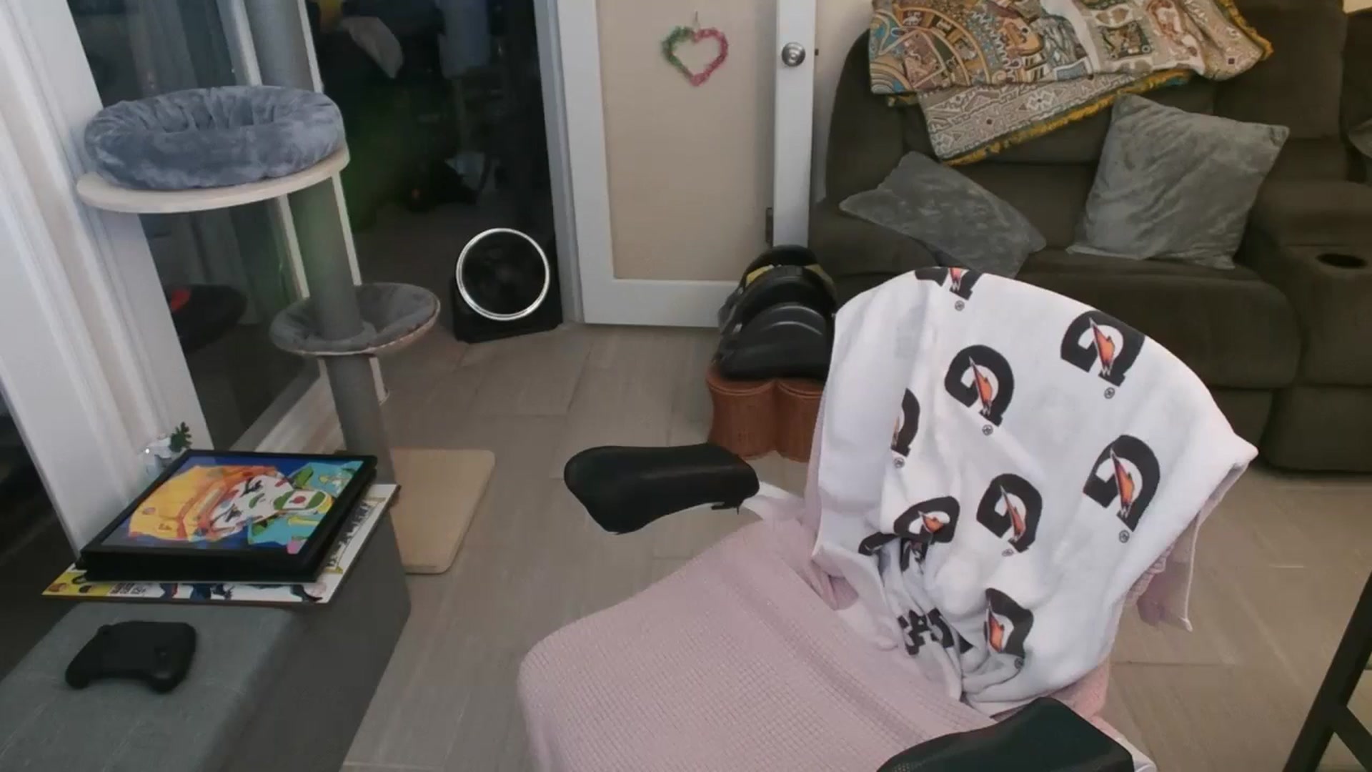 Gallery image thumbnail from Eight_Bit's myfreecams stream on, 04/12/2025, 05:45 image 7 of 20
