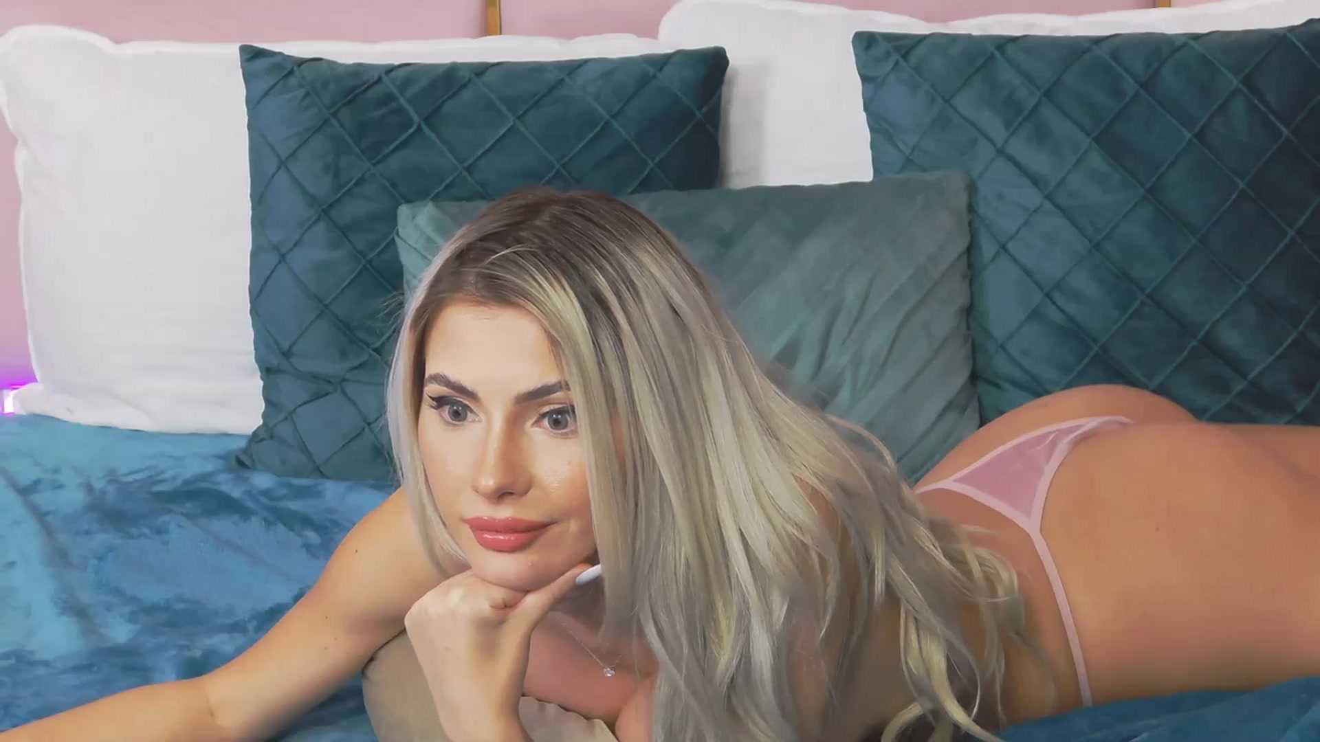 Gallery image thumbnail from ElaBlue's myfreecams stream on, 10/14/2023, 08:02 image 3 of 20