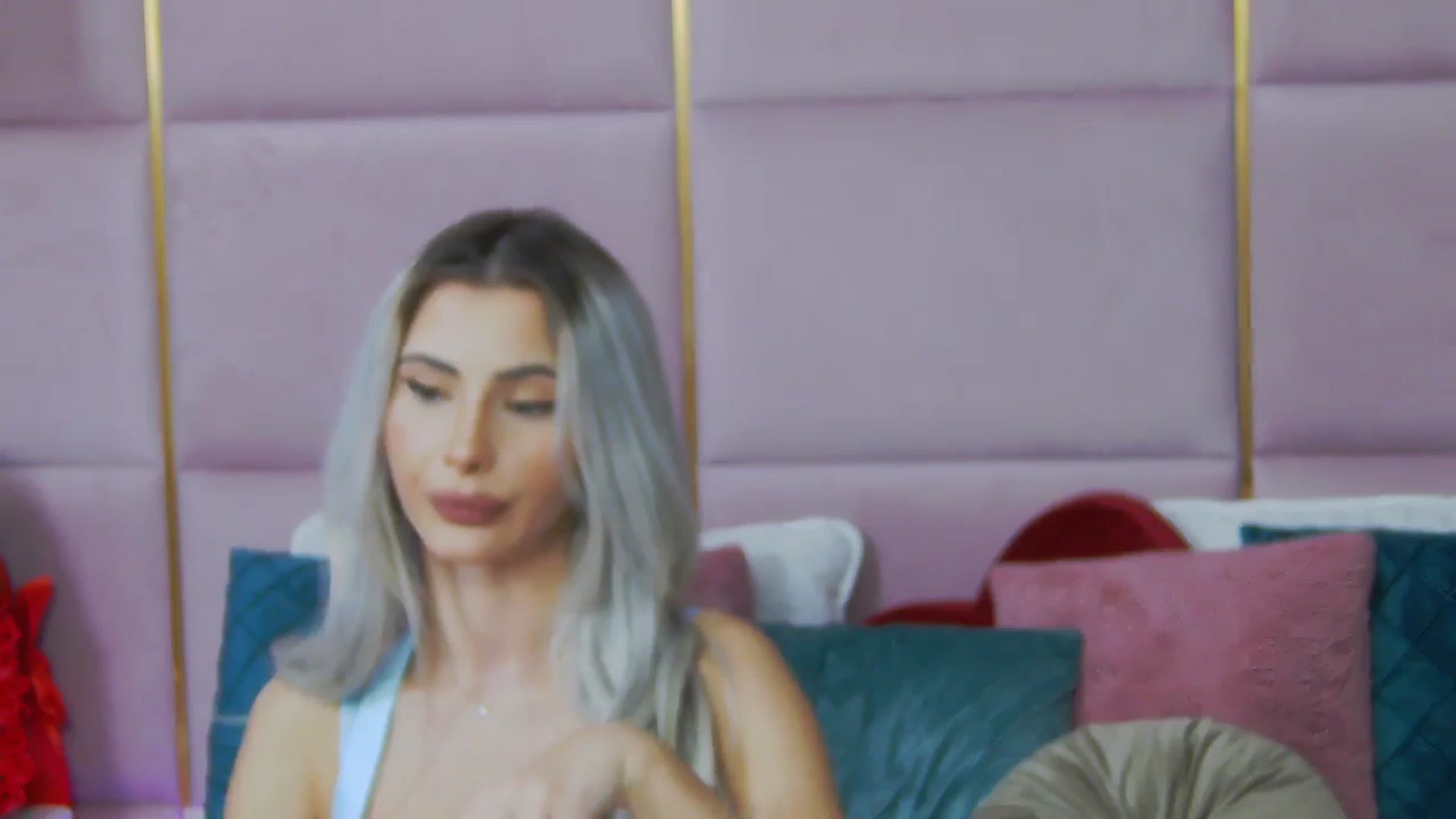 Gallery image thumbnail from ElaBlue's myfreecams stream on, 10/31/2023, 24:59 image 18 of 20