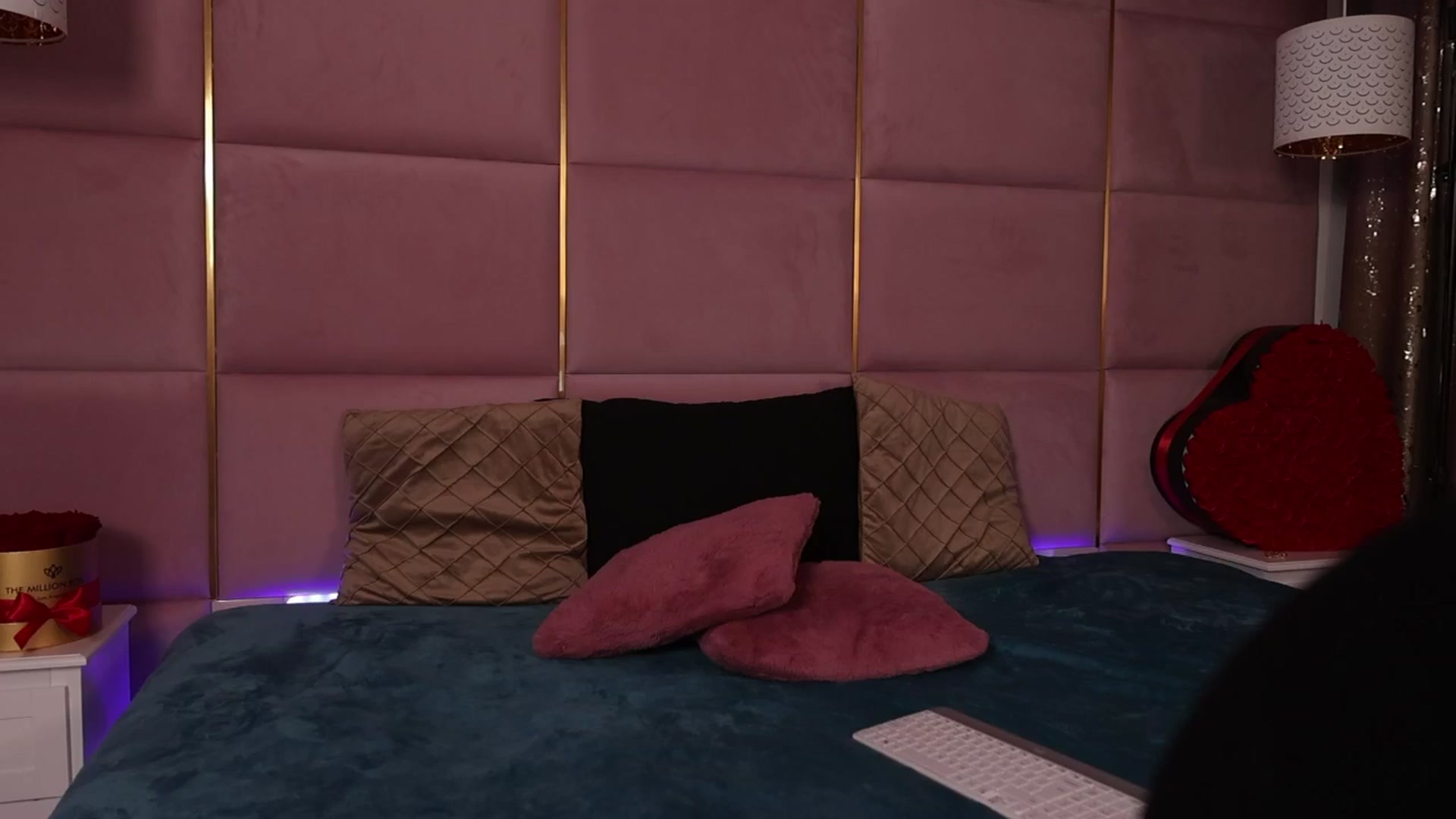 Gallery image thumbnail from ElaBlue's myfreecams stream on, 05/20/2024, 03:05 image 3 of 20