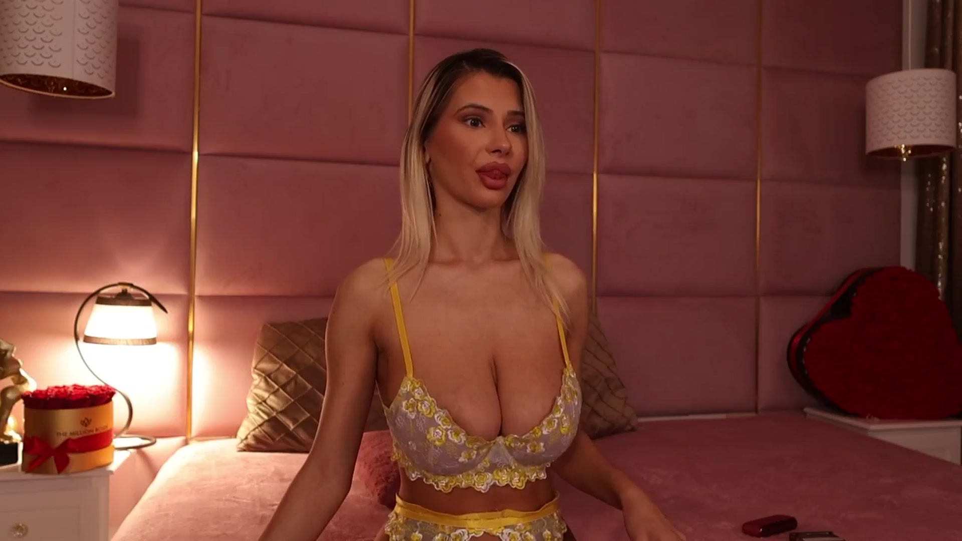 Gallery image thumbnail from ElaBlue's myfreecams stream on, 06/21/2024, 24:50 image 11 of 20