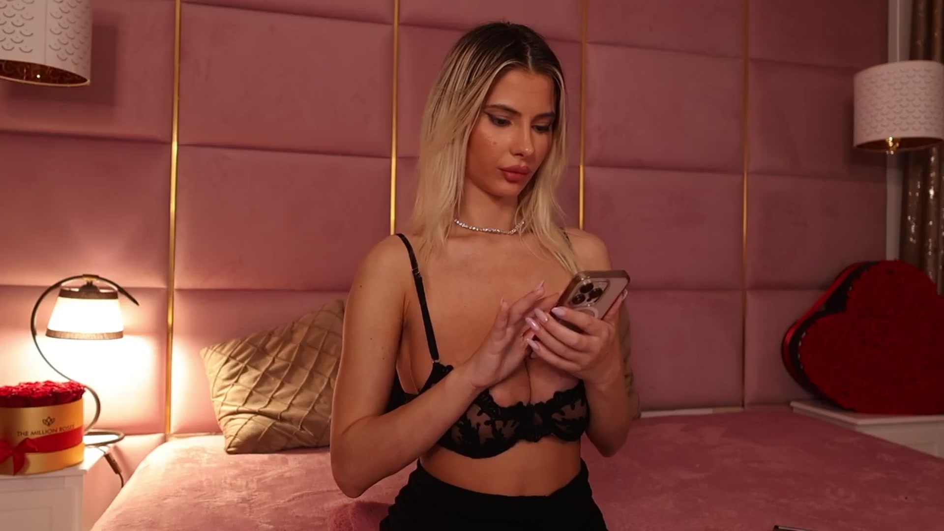 Gallery image thumbnail from ElaBlue's myfreecams stream on, 06/24/2024, 07:03 image 18 of 20