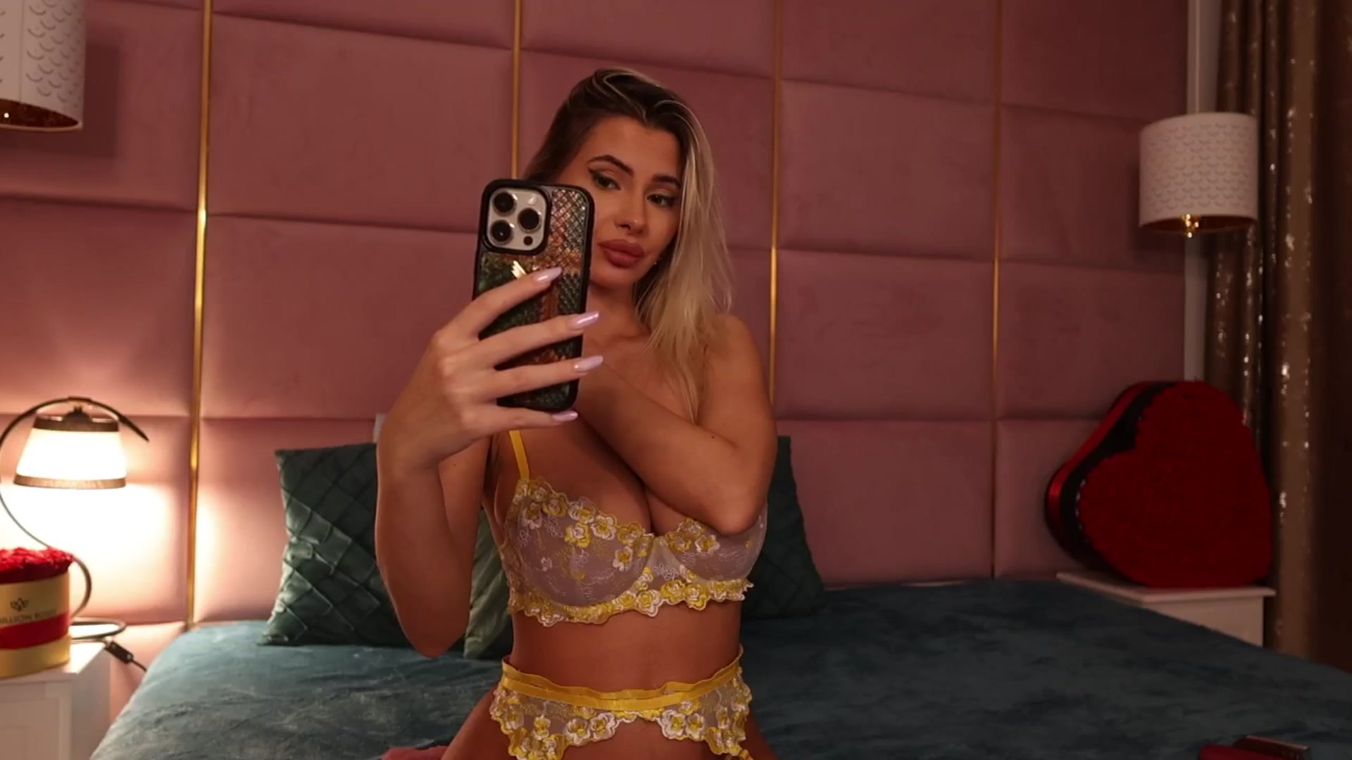 Gallery image thumbnail from ElaBlue's myfreecams stream on, 06/28/2024, 03:00 image 3 of 20