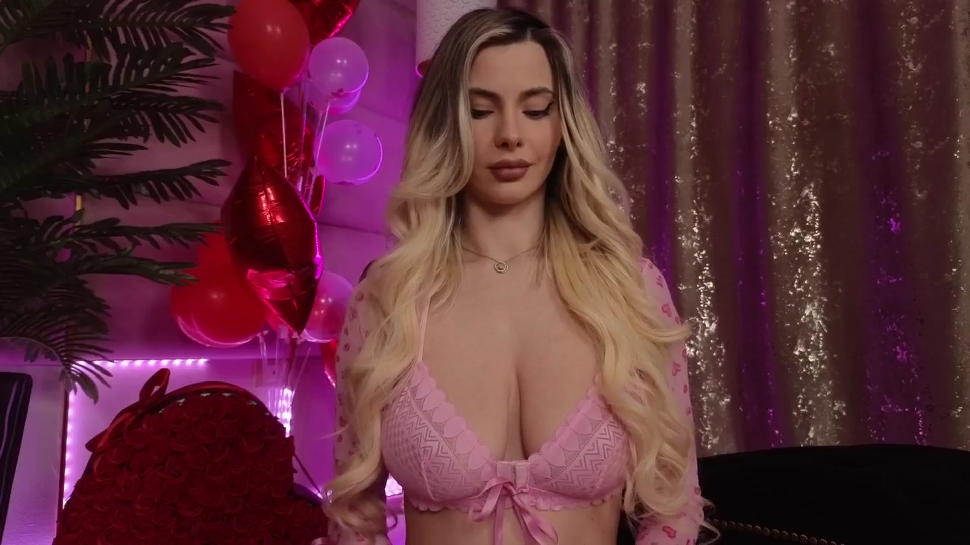 Gallery image thumbnail from ElaBlue's myfreecams stream on, 04/16/2025, 24:18 image 3 of 20
