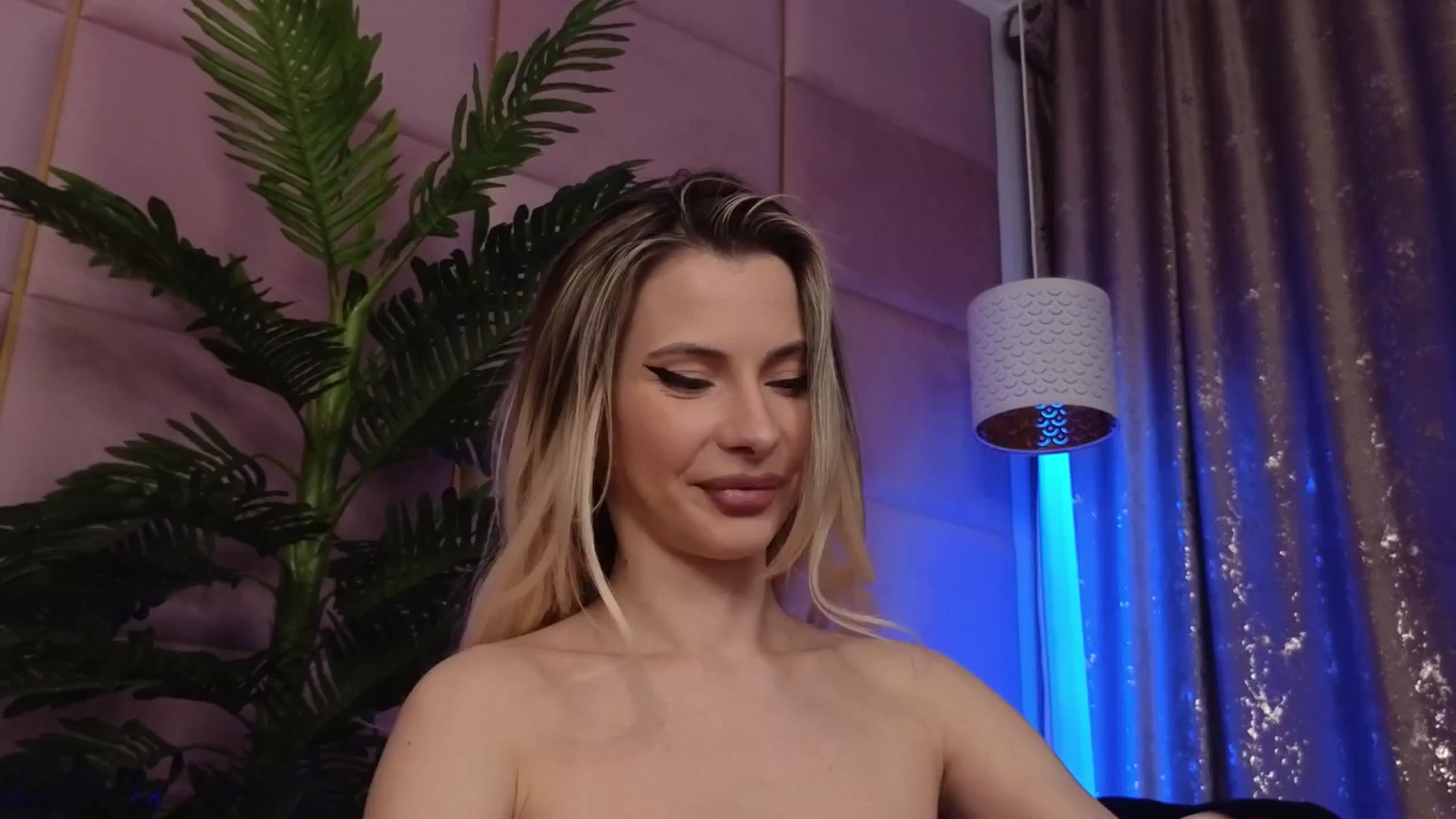 Gallery image thumbnail from ElaBlue's myfreecams stream on, 04/30/2025, 22:06 image 1 of 20