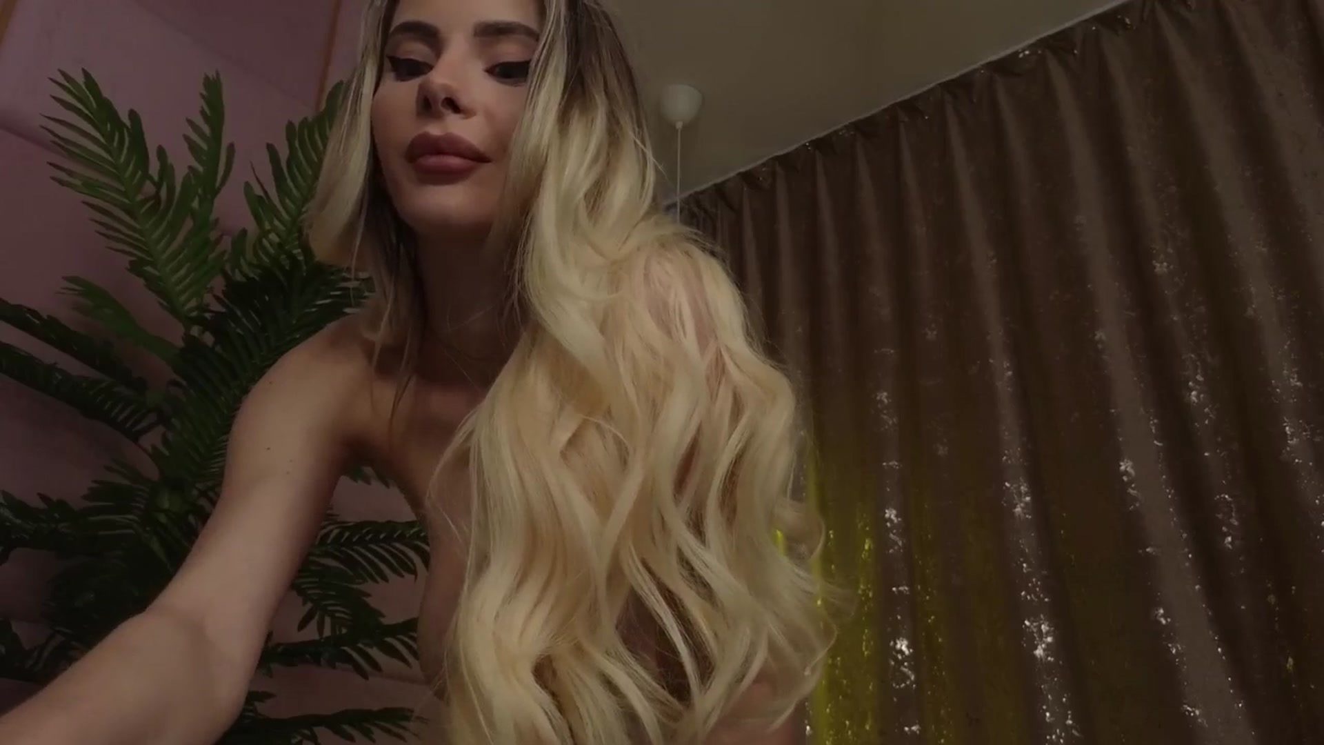 Gallery image thumbnail from ElaBlue's myfreecams stream on, 05/12/2025, 22:31 image 16 of 20