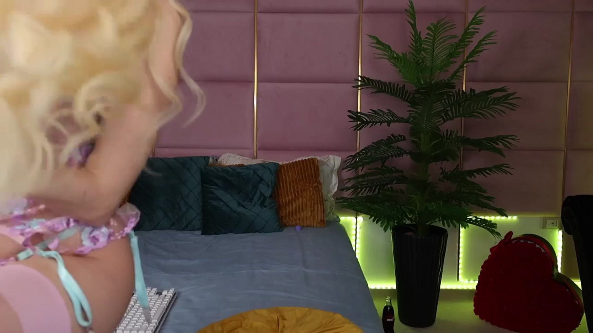 Gallery image thumbnail from ElaBlue's myfreecams stream on, 05/15/2025, 21:10 image 6 of 20