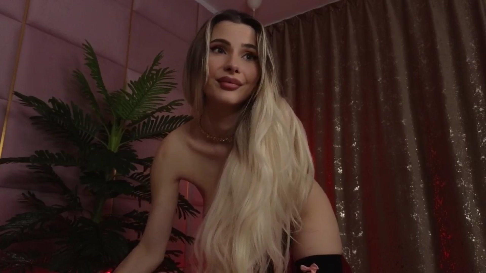 Gallery image thumbnail from ElaBlue's myfreecams stream on, 06/23/2025, 24:45 image 12 of 20