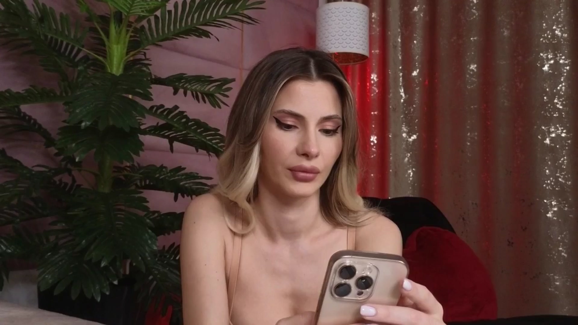 Gallery image thumbnail from ElaBlue's myfreecams stream on, 08/05/2025, 04:44 image 5 of 20