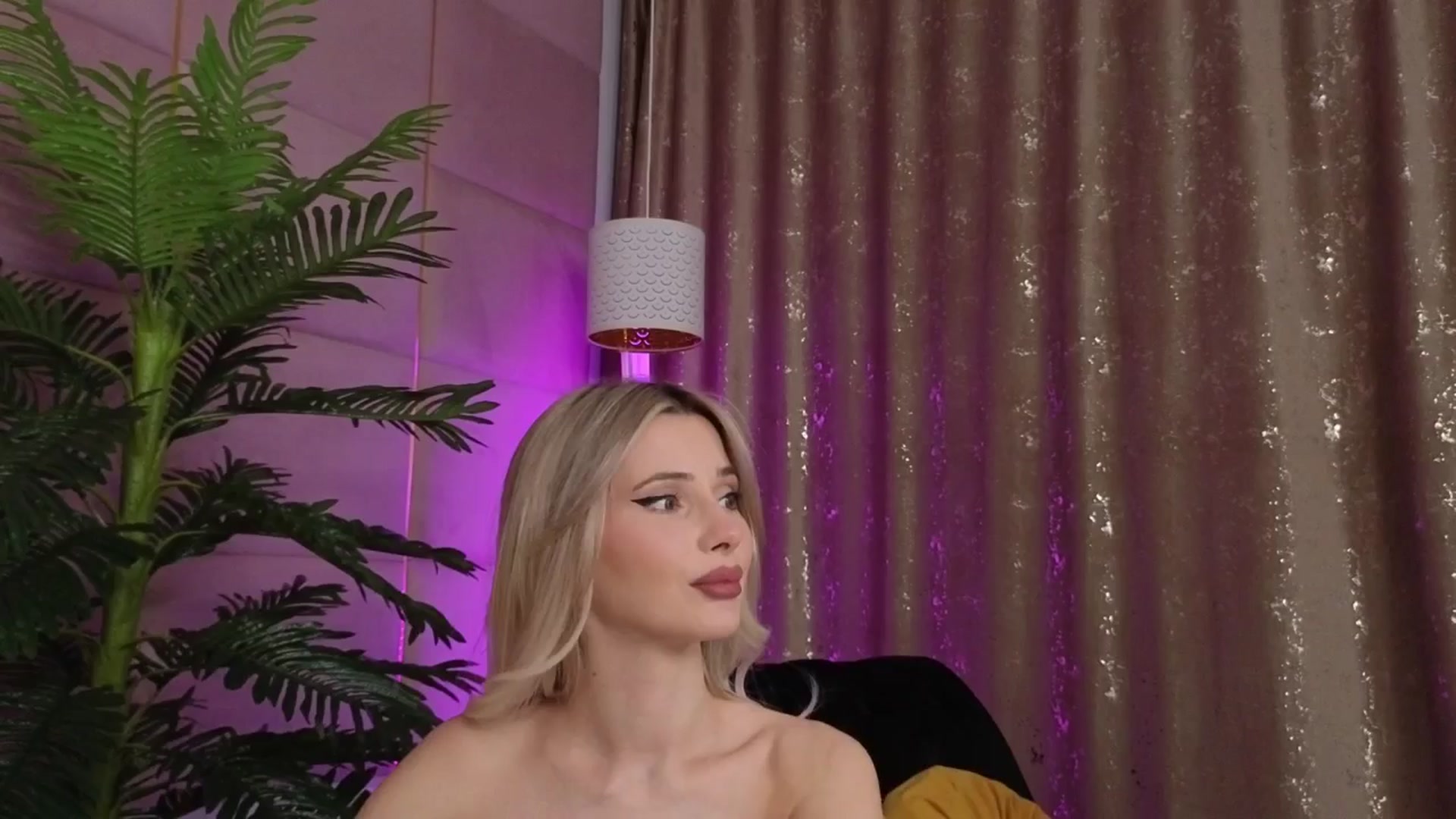 Gallery image thumbnail from ElaBlue's myfreecams stream on, 10/15/2025, 24:04 image 16 of 20