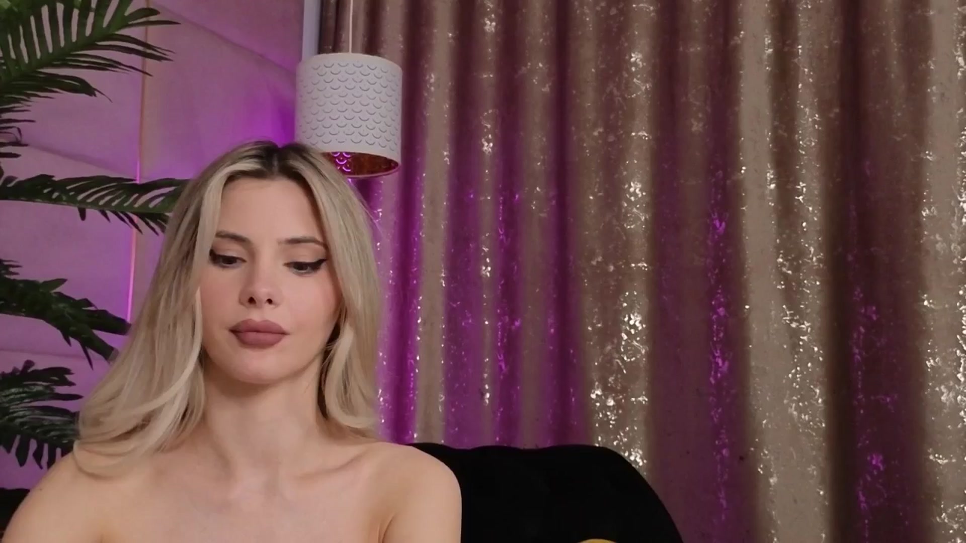 Gallery image thumbnail from ElaBlue's myfreecams stream on, 10/16/2025, 01:20 image 10 of 20