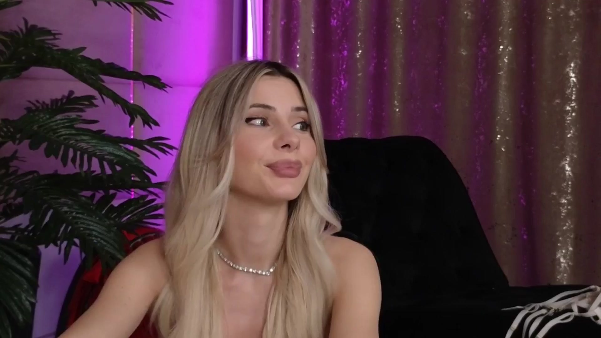 Gallery image thumbnail from ElaBlue's myfreecams stream on, 10/17/2025, 03:12 image 17 of 20