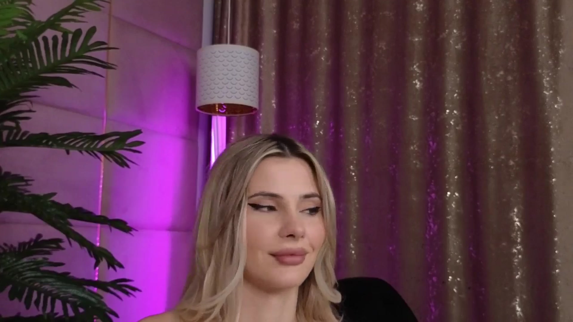Gallery image thumbnail from ElaBlue's myfreecams stream on, 10/17/2025, 03:12 image 8 of 20