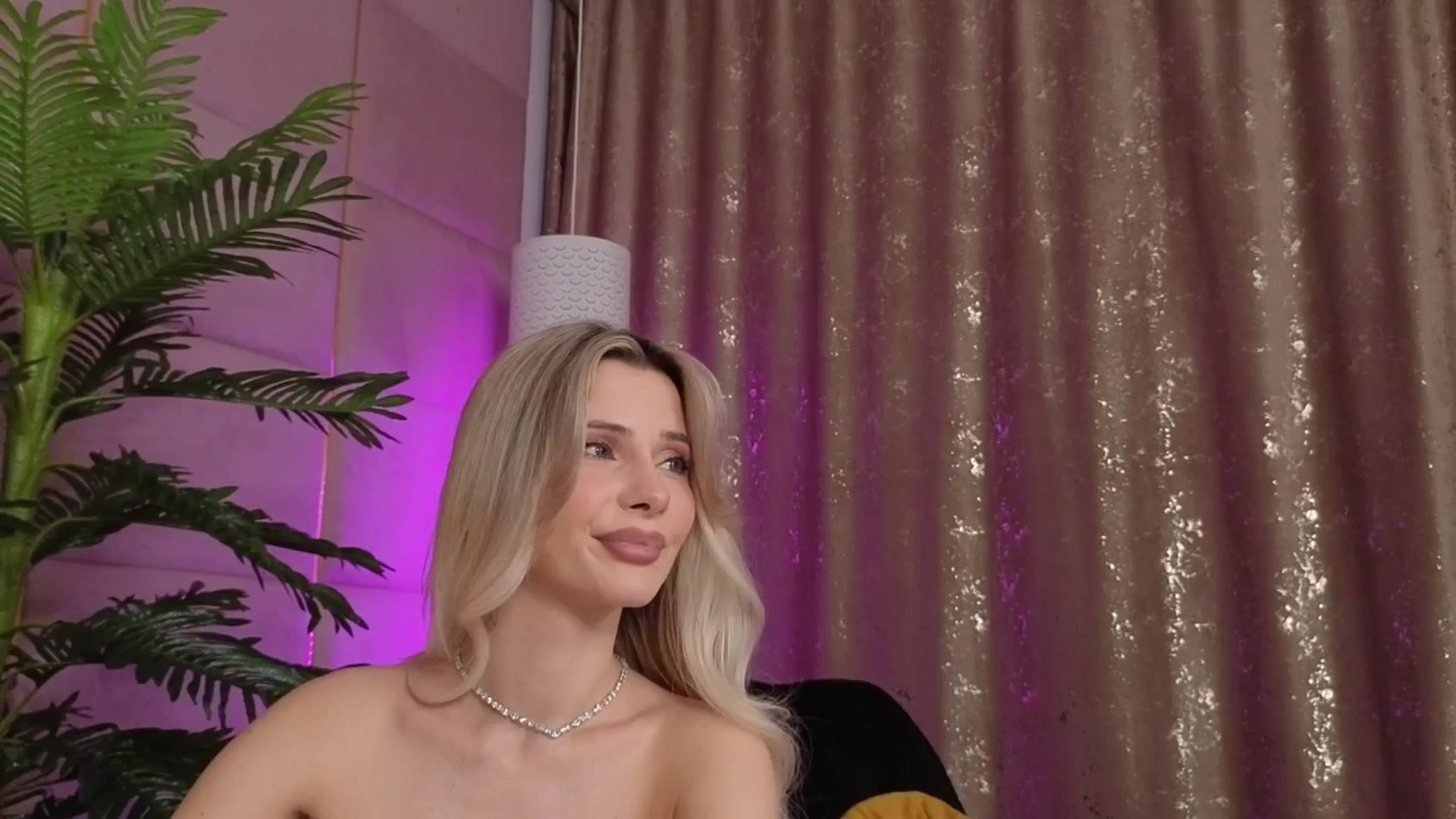 Gallery image thumbnail from ElaBlue's myfreecams stream on, 10/18/2025, 21:25 image 10 of 20