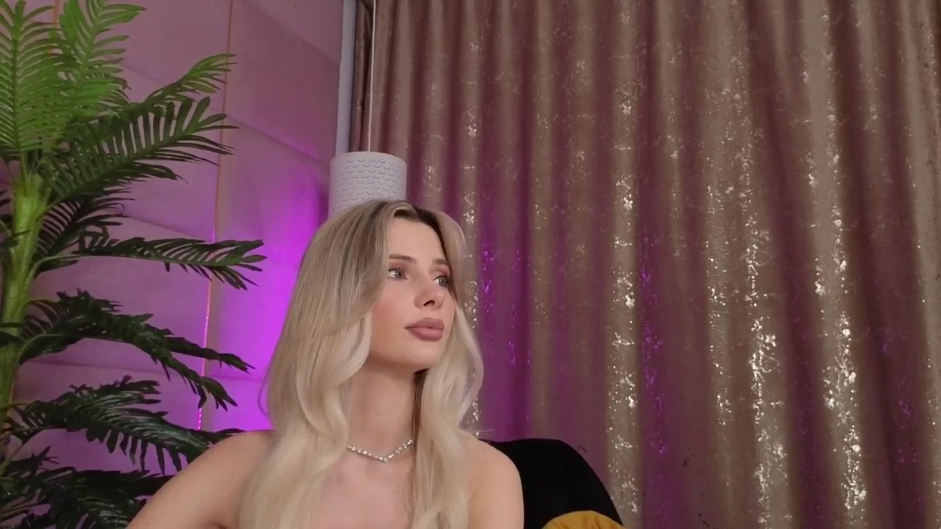 Gallery image thumbnail from ElaBlue's myfreecams stream on, 10/18/2025, 21:25 image 9 of 20