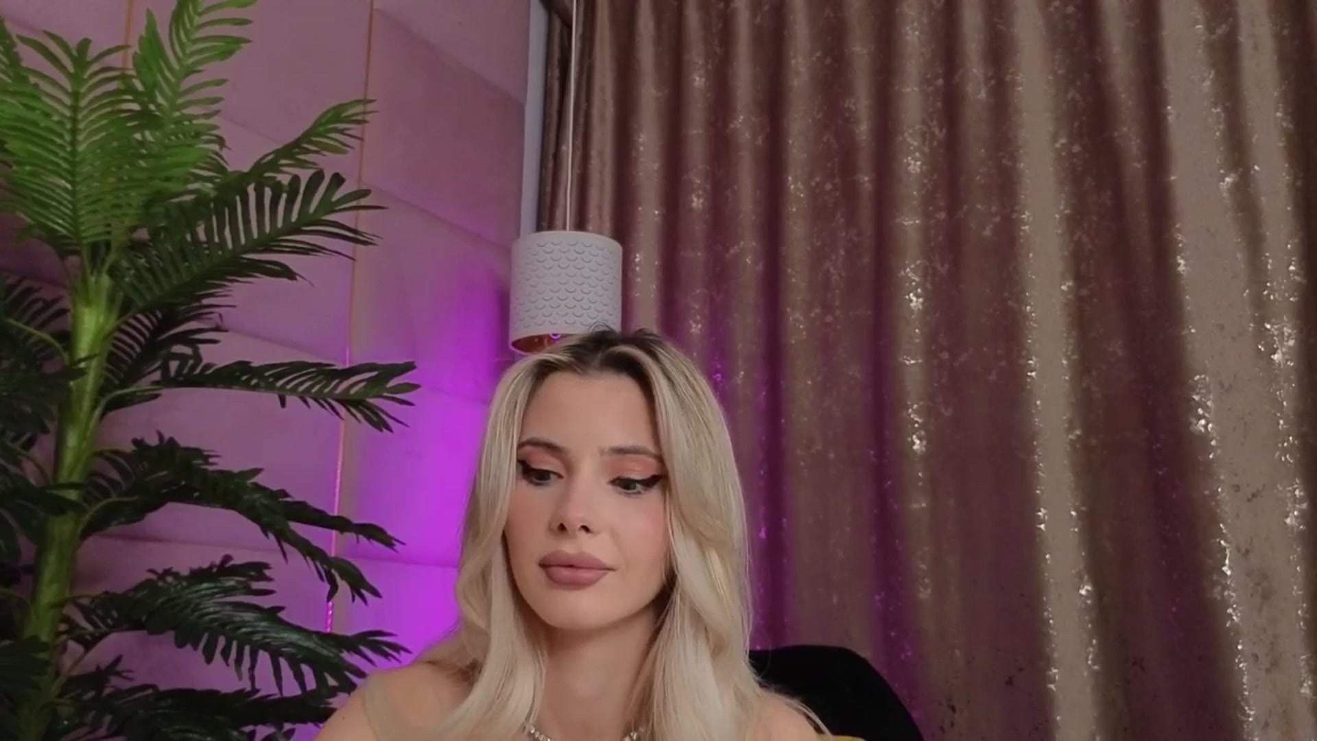 Gallery image thumbnail from ElaBlue's myfreecams stream on, 10/19/2025, 22:01 image 10 of 20