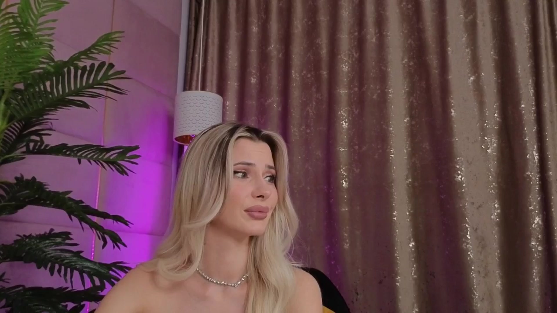 Gallery image thumbnail from ElaBlue's myfreecams stream on, 10/19/2025, 22:01 image 19 of 20