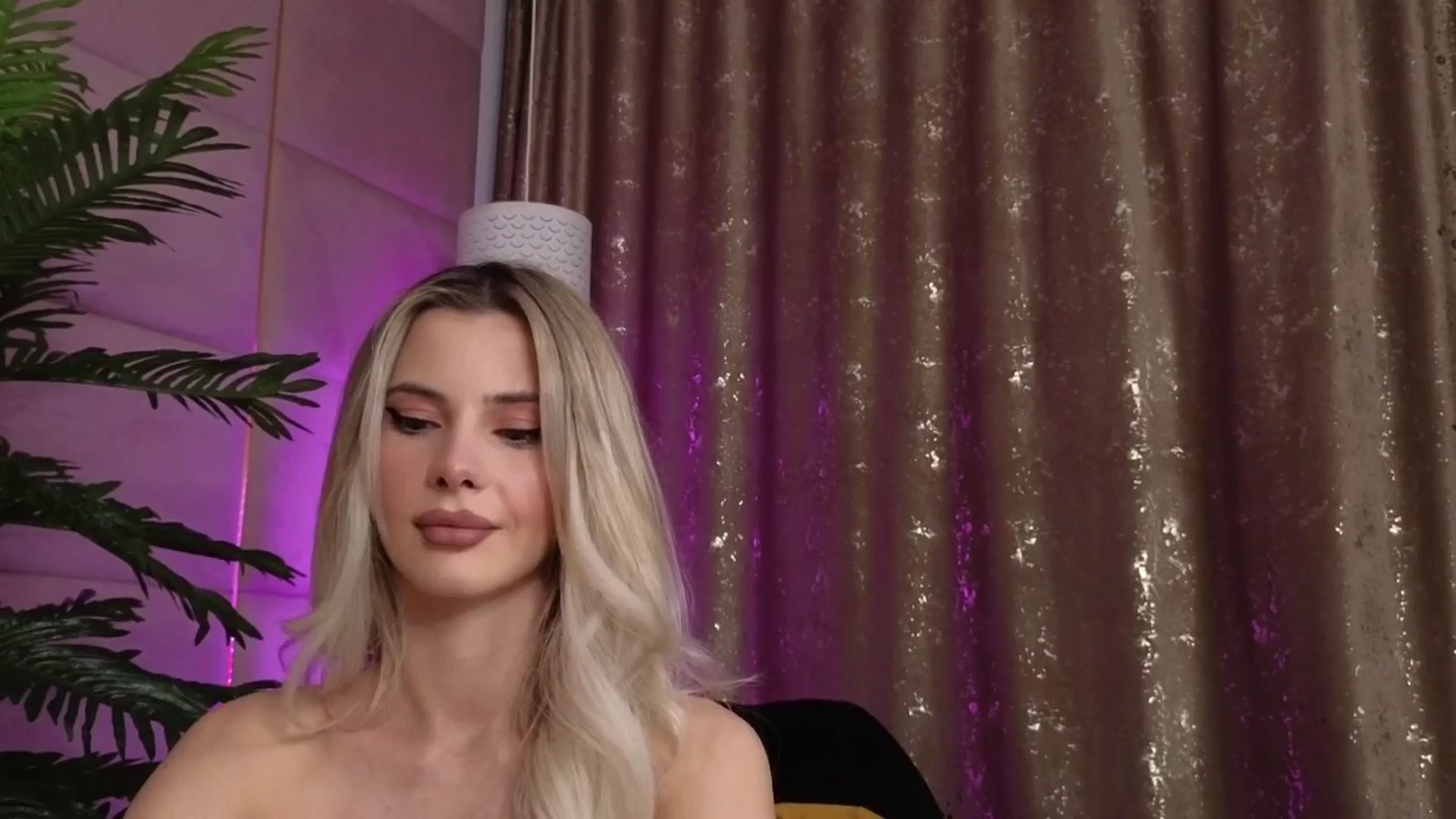 Gallery image thumbnail from ElaBlue's myfreecams stream on, 10/22/2025, 01:09 image 12 of 20