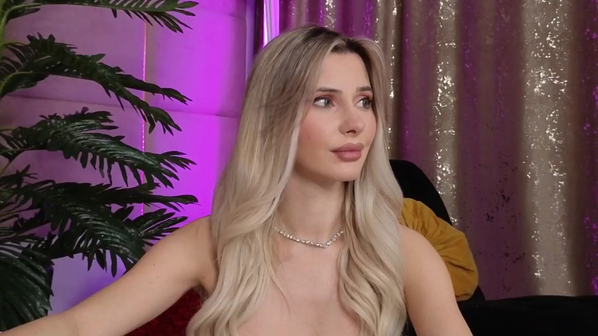 Gallery image thumbnail from ElaBlue's myfreecams stream on, 10/23/2025, 24:03 image 14 of 20