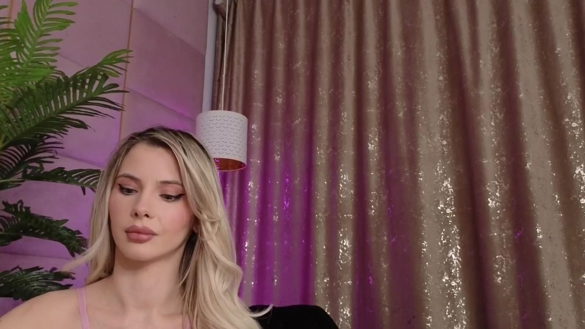 Gallery image thumbnail from ElaBlue's myfreecams stream on, 10/29/2025, 24:43 image 7 of 20