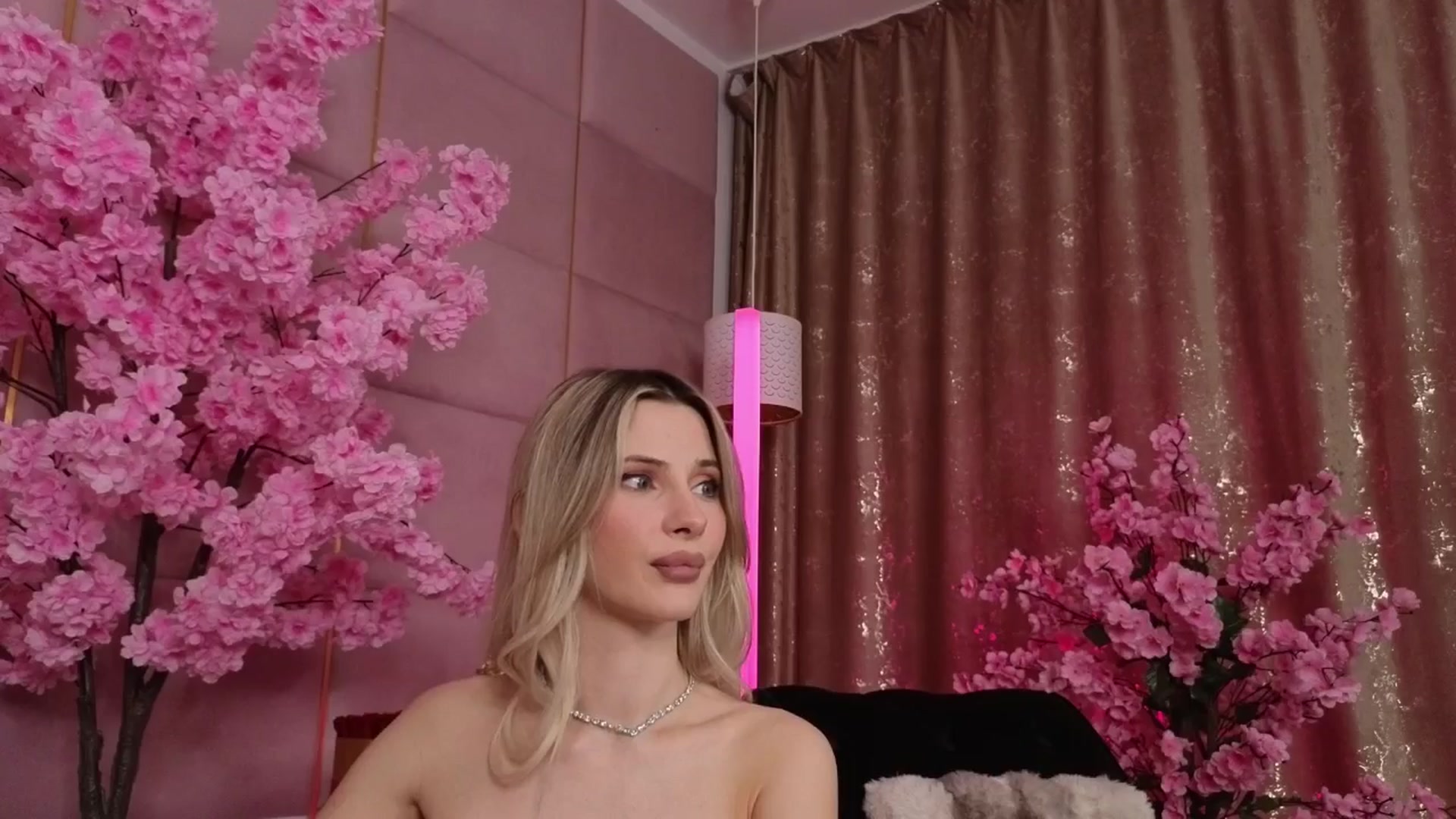 Gallery image thumbnail from ElaBlue's myfreecams stream on, 11/16/2025, 21:14 image 20 of 20