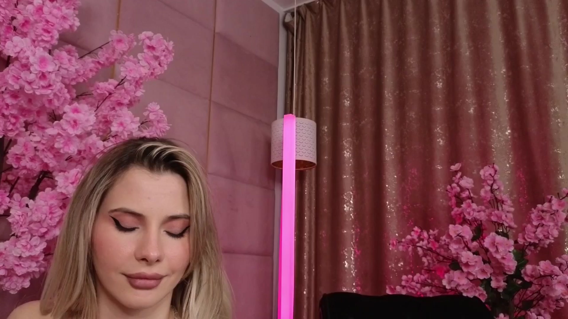 Gallery image thumbnail from ElaBlue's myfreecams stream on, 11/17/2025, 05:50 image 3 of 20