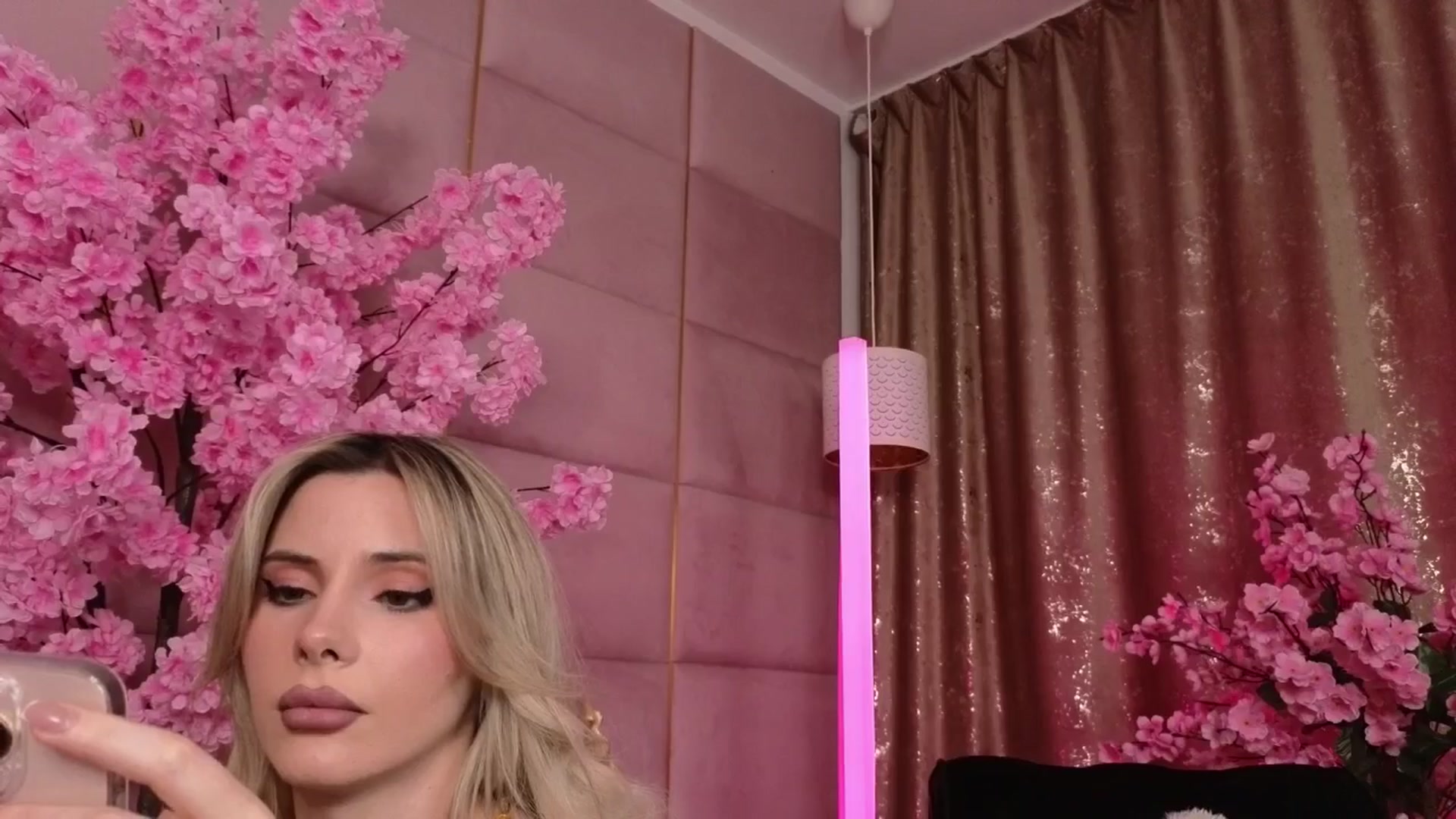 Gallery image thumbnail from ElaBlue's myfreecams stream on, 11/18/2025, 21:42 image 12 of 20