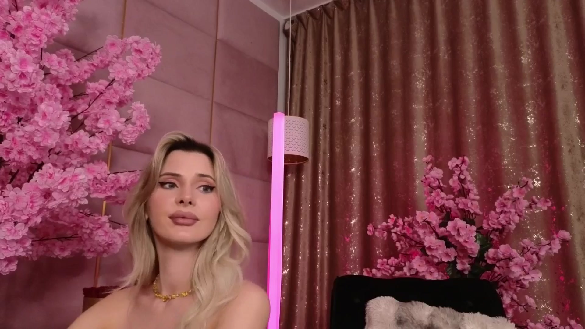 Gallery image thumbnail from ElaBlue's myfreecams stream on, 11/19/2025, 03:46 image 8 of 20