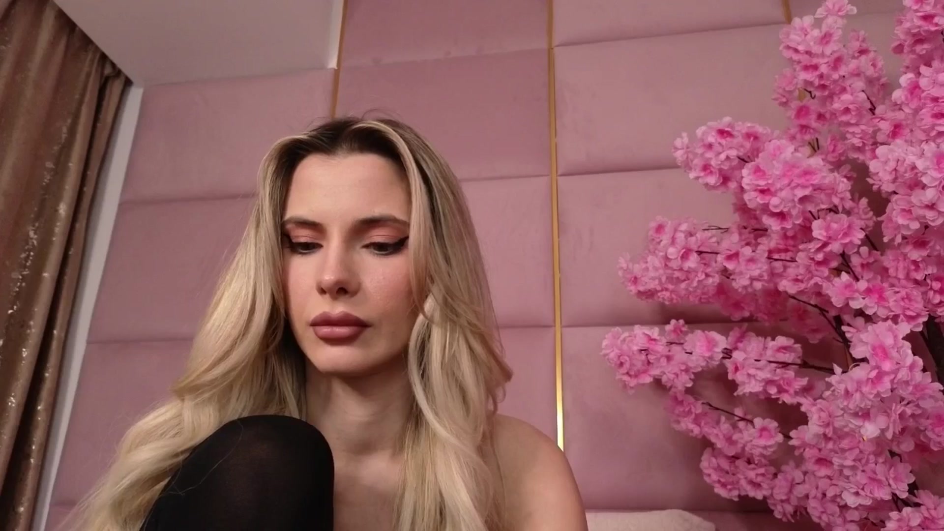 Gallery image thumbnail from ElaBlue's myfreecams stream on, 11/22/2025, 23:29 image 7 of 20
