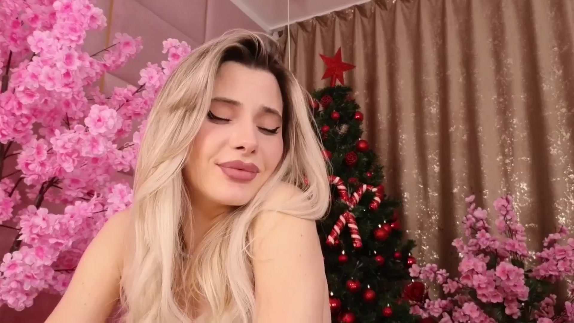 Gallery image thumbnail from ElaBlue's myfreecams stream on, 12/18/2025, 05:31 image 20 of 20