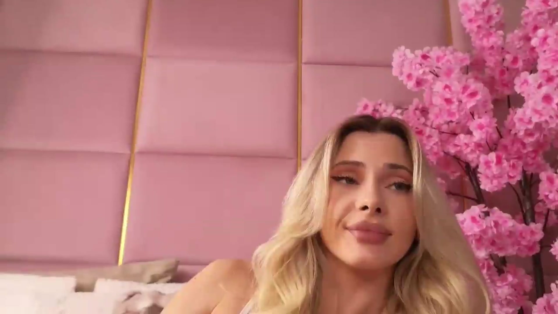 Gallery image thumbnail from ElaBlue's myfreecams stream on, 07/07/2026, 02:02 image 6 of 20