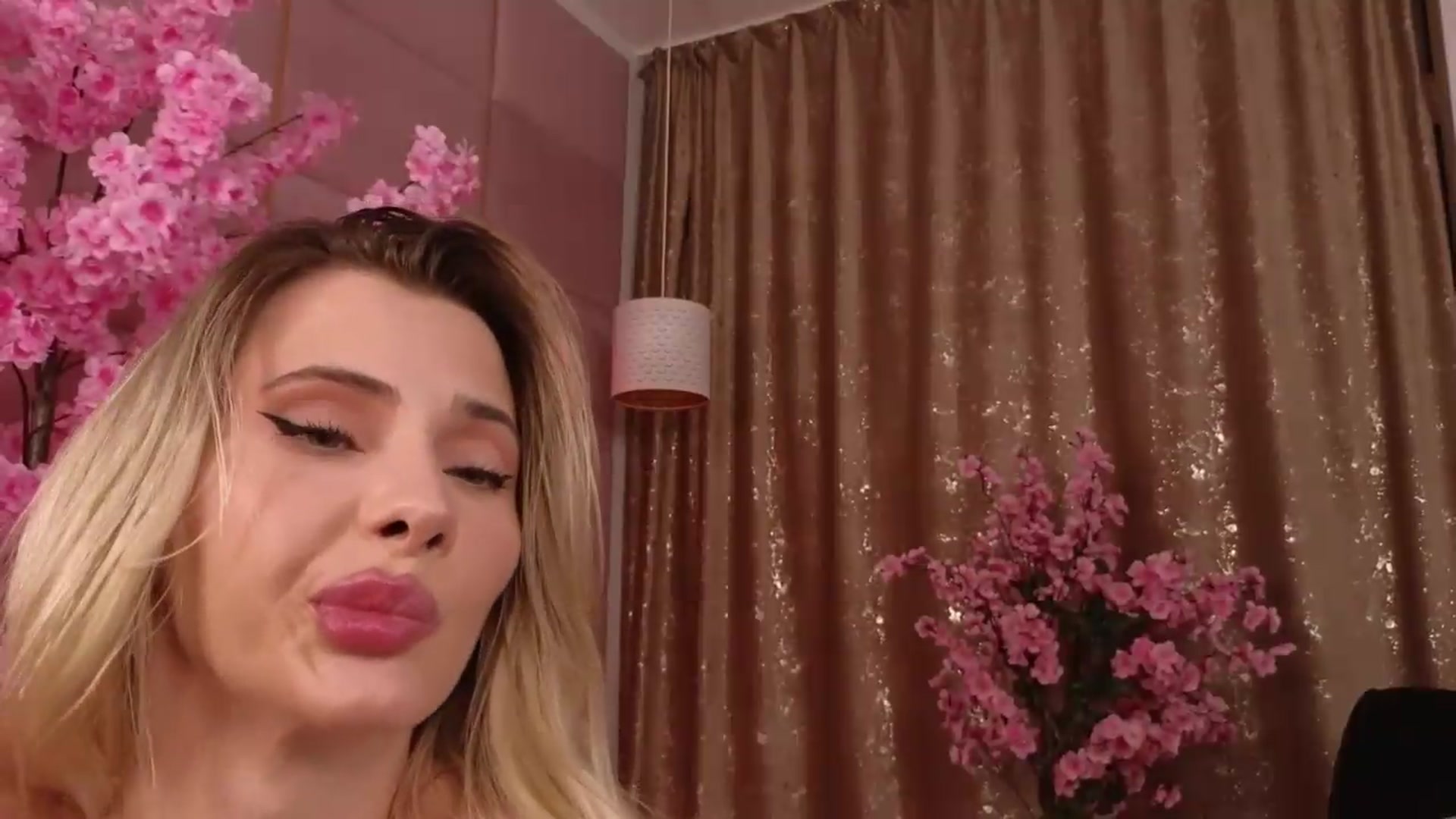 Gallery image thumbnail from ElaBlue's myfreecams stream on, 07/21/2026, 01:09 image 6 of 20