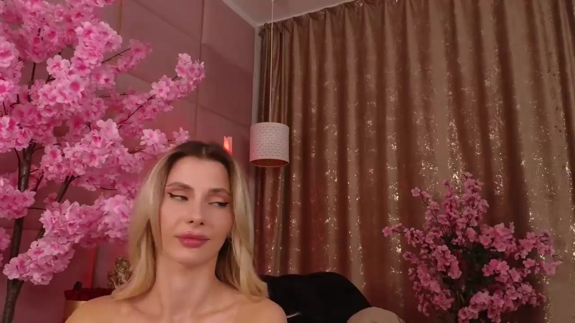 Gallery image thumbnail from ElaBlue's myfreecams stream on, 07/24/2026, 03:43 image 15 of 20