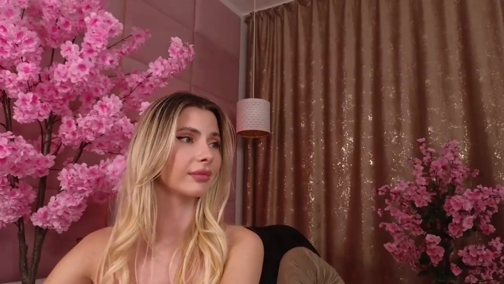 Gallery image thumbnail from ElaBlue's myfreecams stream on, 08/03/2026, 07:48 image 15 of 20