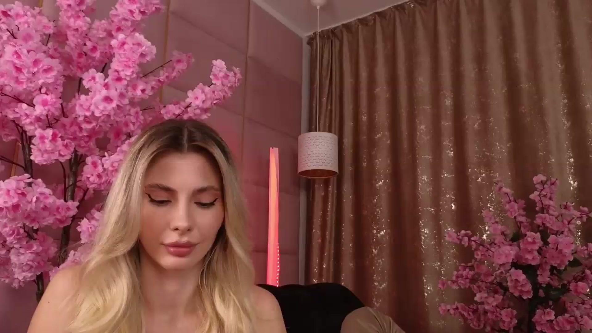 Gallery image thumbnail from ElaBlue's myfreecams stream on, 08/05/2026, 24:47 image 1 of 20
